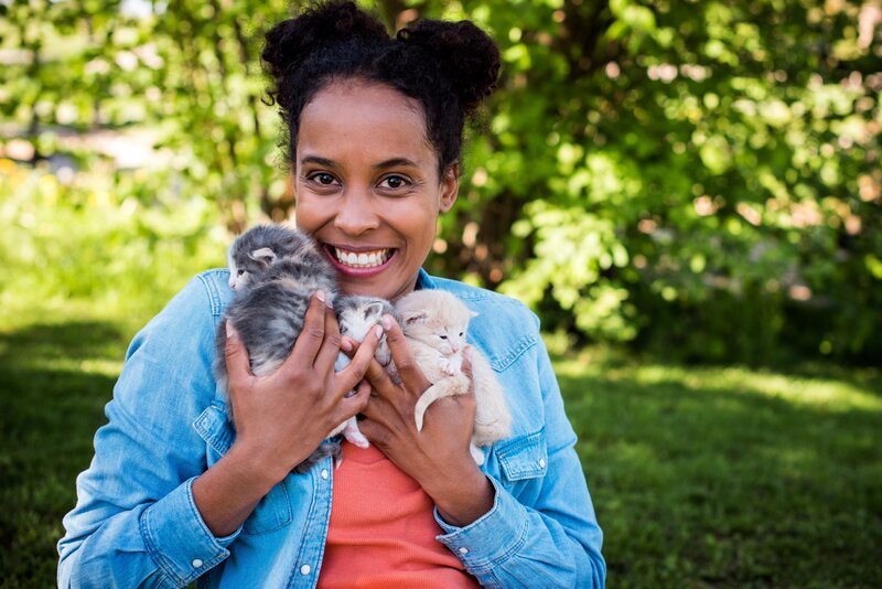 Tierreporterin Pia findet ihren Job toll. – Bild: BR/​Text und Bild Medienproduktion GmbH & Co.KG /​ KiKA