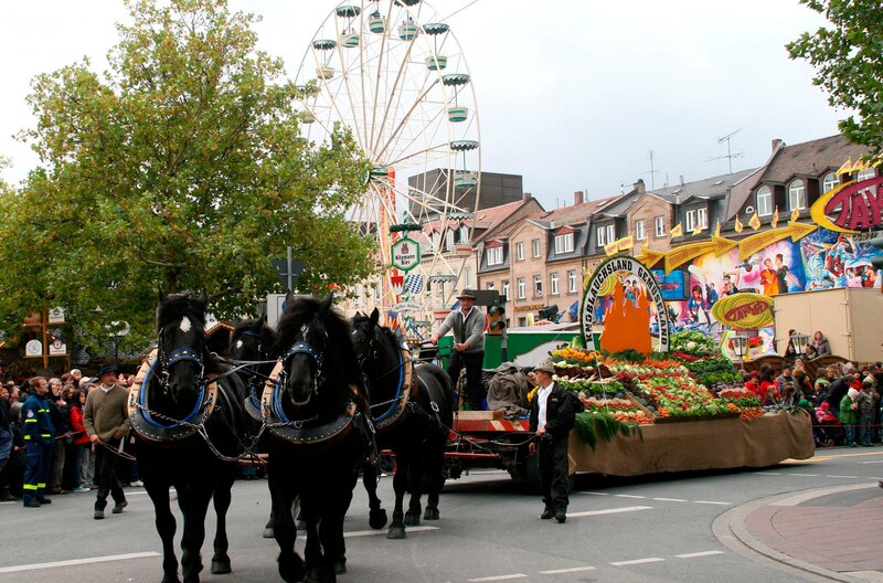 Der Fürther Erntedankfestzug ist der Höhepunkt der alljährlichen Michaeliskirchweih, der „Königin der fränkischen Kirchweihen“. Der Festzug hat seinen Ursprung im Jahr 1817, in dem es nach andauernden Missernten endlich wieder eine reiche Ernte gab. Freude und Dankbarkeit drückt dieser Festzug aus – ein traditionsreicher Brauch bis zum heutigen Tage. Weiteres Bildmaterial finden Sie unter www.br-foto.de. – Bild: BR/​Stadt Fürth Bürgermeister- und Presseamt/​Norbert Mittelsdorf