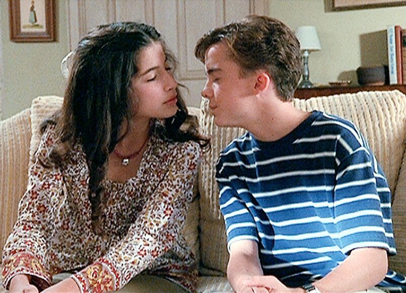 Die neue Mitschülerin Cynthia (Tania Raymonde) hat Malcolm (Frankie Muniz) mit ihrem Charme verzaubert. – Bild: ORF