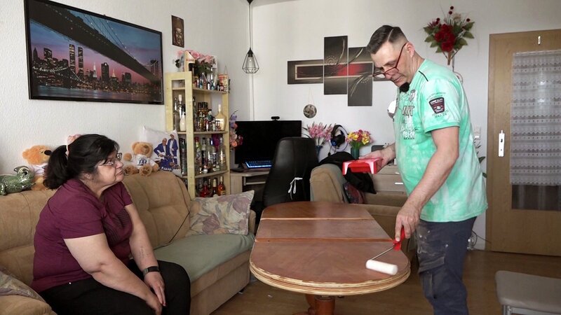 Der hilfsbereite Hobby-Handwerker Carsten will der 70-jährigen Brigitte einmal mehr unter die Arme greifen. – Bild: RTLZWEI