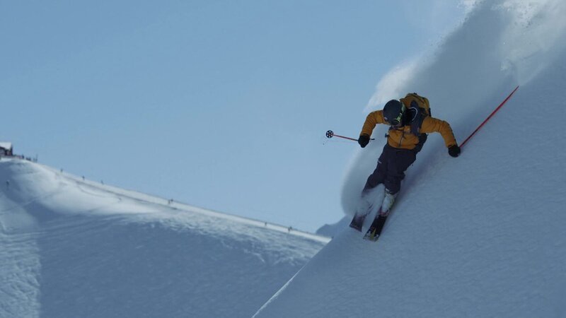 Eine Person fährt Ski – Bild: Bergblick
