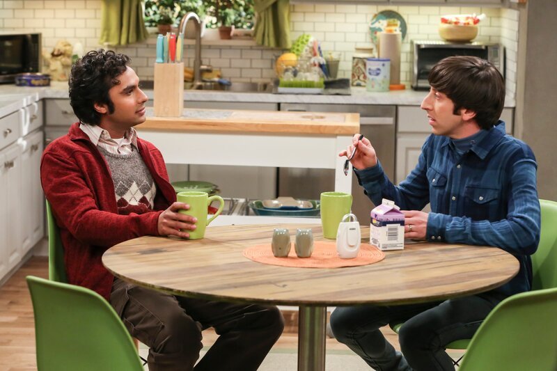 Zieht Howard (Simon Helberg, r.) seinen besten Kumpel Raj (Kunal Nayyar, l.) in die Diskussion mit hinein, ob er oder Bernadette die Arbeit aufgeben und bei den Kindern bleiben soll? – Bild: Michael Yarish /​ Warner Bros. /​ CBS Entertainment /​ WBEI