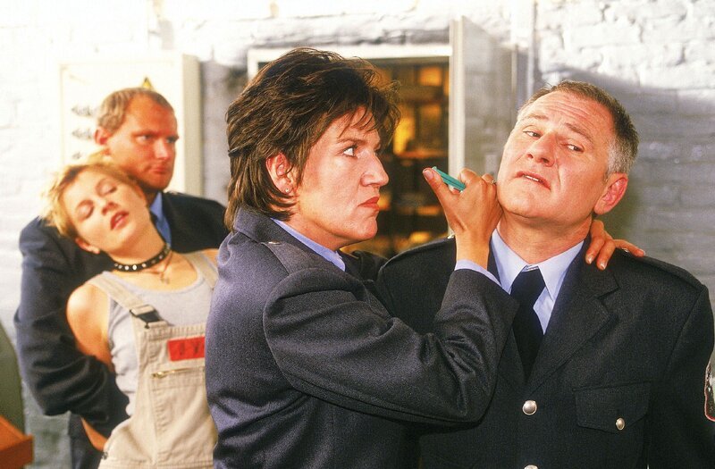 Nachdem Karin alias Walter (Katy Karrenbauer) Mareike (Sanna Englund) die Giftspritze entreissen konnte, schockt sie für einen Moment Jörg (Armin Dallapiccola) und bedroht ihn. – Bild: RTL