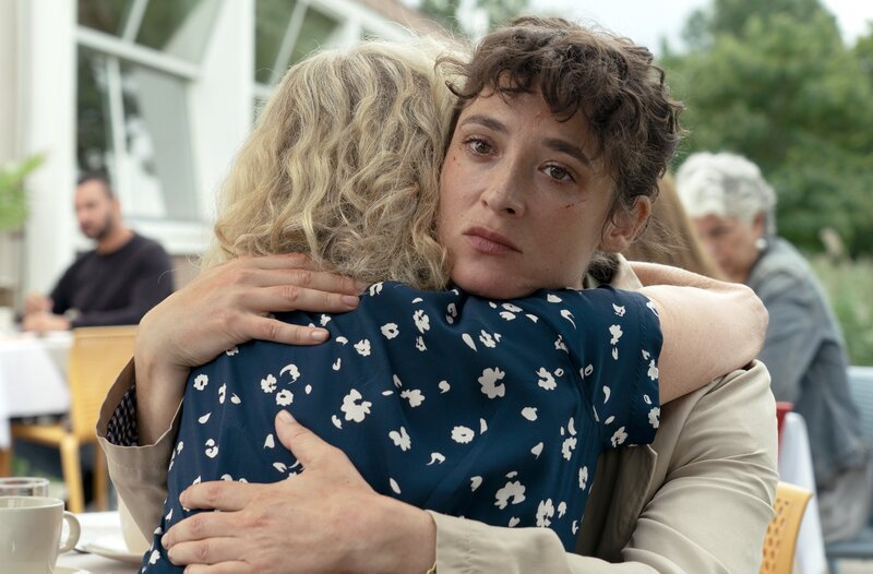 Clara Eweleit (Friederike Becht, r.) hat ihrer Mutter Elisabeth (Marita Breuer) erzählt, dass sie eine Frau im brennenden Bus zurückgelassen hat. – Bild: WDR/​Windlight Pictures/​Satel-Film/​Petro Domenigg