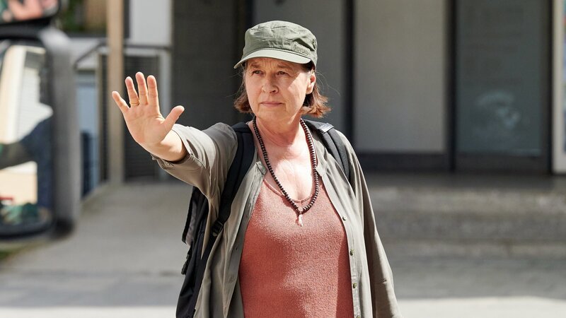 Stopp! So kann es nicht weitergehen! Margot (Franziska Walser) schließt sich den Protestierenden an und will ihre Aktion unterstützen. Doch wählt sie hierfür den richtigen Weg? – Bild: ZDF