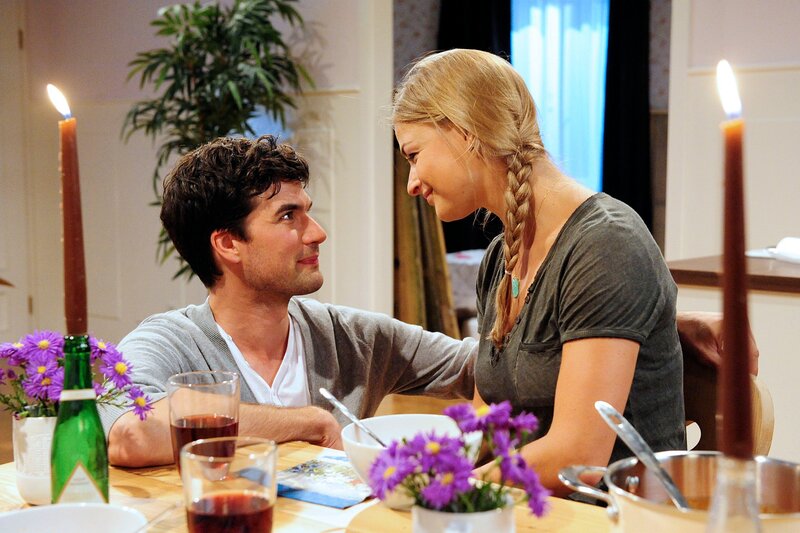 Konstantin (Moritz Tittel, l.) und Theresa (Ines Lutz, r.) fühlen sich in ihrer neuen Wohnung sehr wohl. – Bild: ARD/​Ann Paur