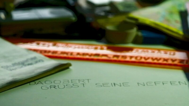 Dagobert grüßt seine Neffen. – Bild: rbb/Christoph Assmann Dagobert grüßt seine Neffen. – Bild: rbb/Christoph Assmann