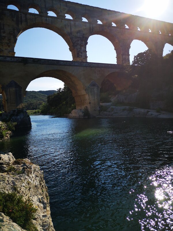 Mit der Konstruktion der Aquäduktbrücke Pont du Gard schaffen deren römischen Architekten und Ingenieure ein technisches Meisterwerk. – Bild: ZDF und Benoît Faure /​ Stéphane Vaillant