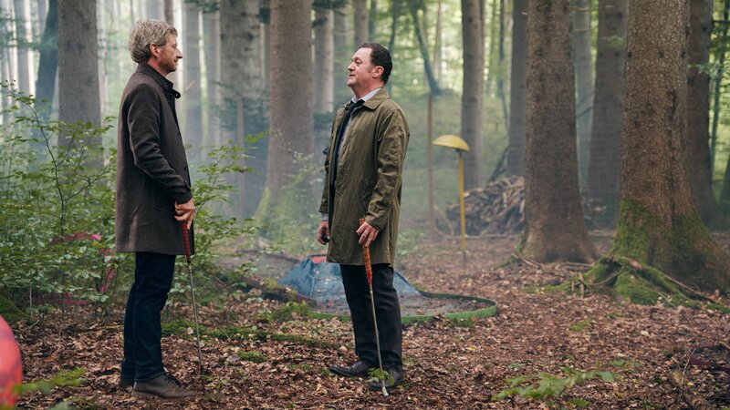 Thomas Falbner (Jürgen Tonkel, rechts) bittet Stefan Schwab (Michael Kessler) um einen Gefallen. – Bild: Linda Nohr /​ Paramount Pictures