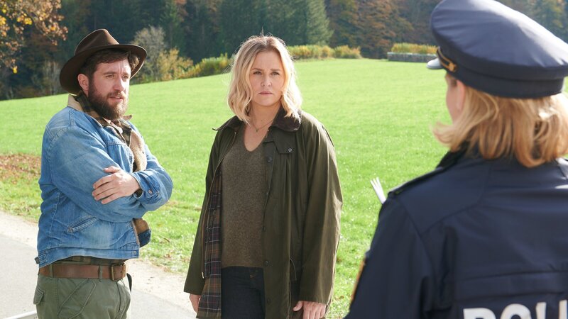 Lena Lorenz (Judith Hoersch, M.), Schorschi Striebel (Sebastian Edtbauer, l.) und Polizistin Anna Prückl (Sarah-Lavinia Schmidbauer, r.) können sich nicht erklären, wie es zu dem Unfall kommen konnte. – Bild: ZDF