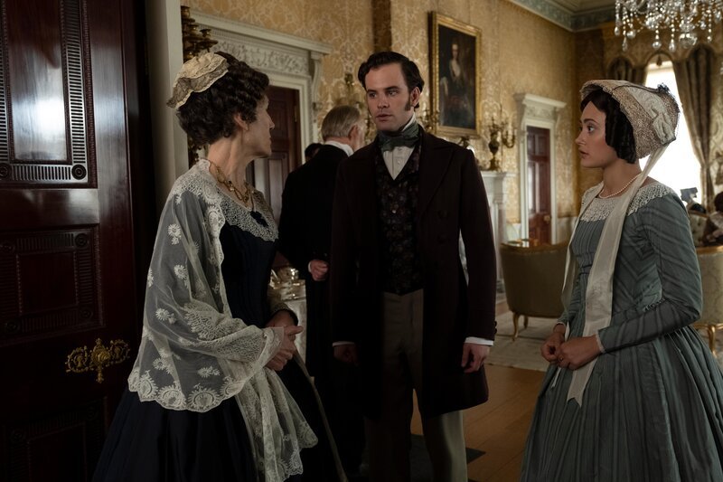 Charles Pope (Jack Bardoe) und Lady Maria Grey (Ella Purnell, r.) – Bild: RTL /​ Carnival Film & Television