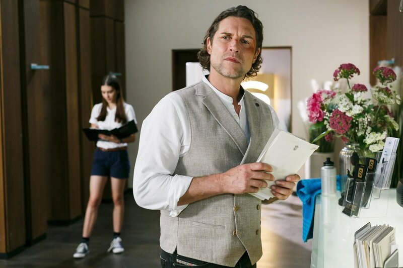 Niclas (Ron Holzschuh) glaubt Henry zu sehen. – Bild: RTL /​ Kai Schulz