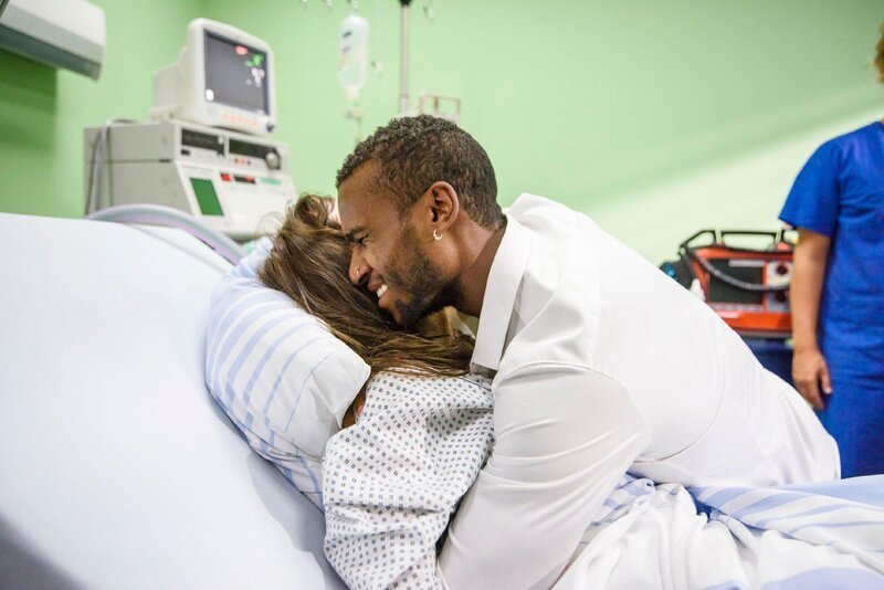 Moritz (Tijan Njie) muss mitansehen, wie Michelle (Franziska Benz) stirbt … – Bild: RTL /​ Julia Feldhagen