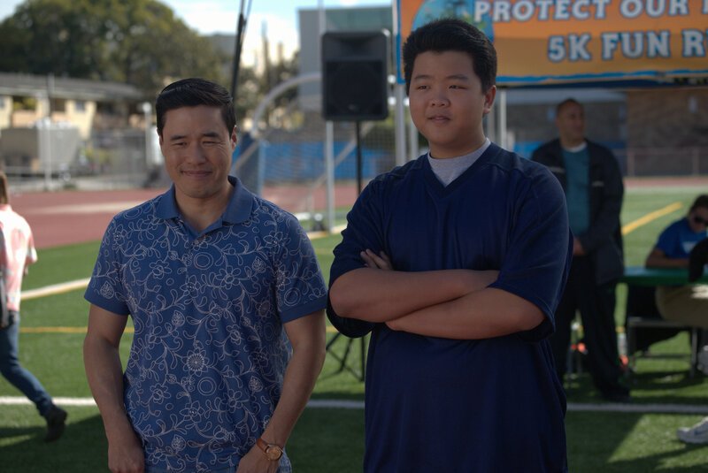 Louis Huang (Randall Park, l.); Eddie Huang (Hudson Yang, r.) – Bild: American Broadcasting Companies