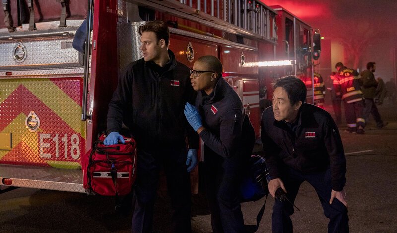 (v.l.n.r.) Eddie Diaz (Ryan Guzman); Henrietta ‚Hen‘ Wilson (Aisha Hinds); Howie „Chimney“ Han (Kenneth Choi) – Bild: Twentieth Century Fox Film Corporation. All rights reserved. /​ Jack Zeman /​ Jack Zeman