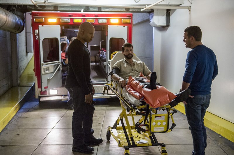 Bei ihren Ermittlungen finden Callen (Chris O’Donnell, r.) und Sam (LL Cool J, l.) heraus, dass Jasmine Garcia, die Gabriel Mir angefahren und entführt hat, während ihrer Dolmetschertätigkeit in Afghanistan auf amerikanische Frauen gestoßen ist, die als IS-Bräute bzw. Sklavinnen nach Afghanistan verkauft worden sind. Doch was hat Gabriel Mir (James Sayess, M.) damit zu tun? – Bild: CBS Broadcasting, Inc. /​ Neil Jacobs