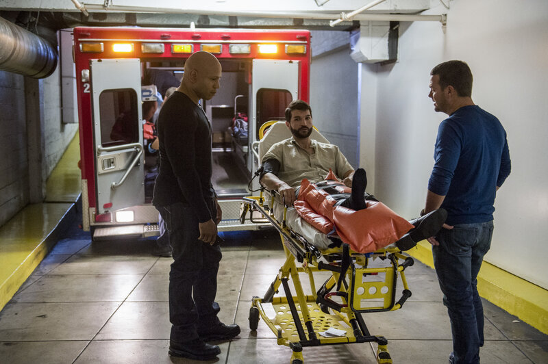 Bei ihren Ermittlungen finden Callen (Chris O’Donnell, r.) und Sam (LL Cool J, l.) heraus, dass Jasmine Garcia, die Gabriel Mir angefahren und entführt hat, während ihrer Dolmetschertätigkeit in Afghanistan auf amerikanische Frauen gestoßen ist, die als IS-Bräute bzw. Sklavinnen nach Afghanistan verkauft worden sind. Doch was hat Gabriel Mir (James Sayess, M.) damit zu tun? – Bild: CBS Broadcasting, Inc. /​ Neil Jacobs