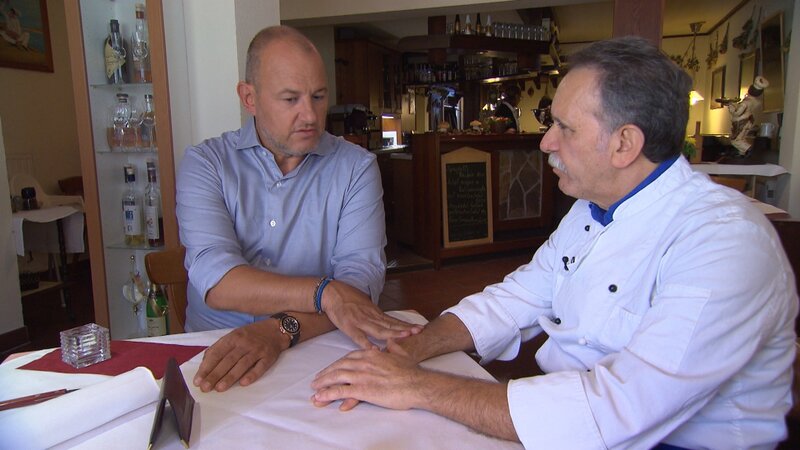 Die Zusammenarbeit mit dem temperamentvollen Stefano (r.) gestaltet sich für Sternekoch Frank Rosin (l.) nicht immer einfach. Können sie trotzdem die Osteria „Stefano & Eva“ retten? – Bild: Kabel Eins