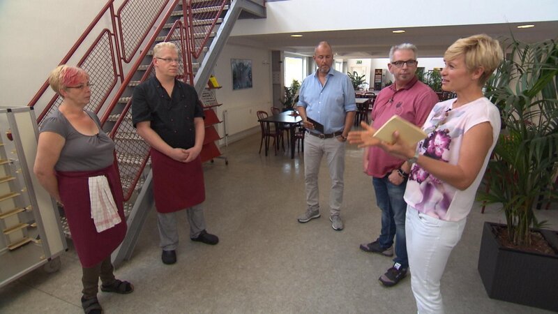 Obwohl viele potenzielle Kunden ständig vor ihrer Kantine umherlaufen, stehen Kantinenbetreiber Oliver (2.v.l.) und seine Aushilfe Brigit (l.) häufig vor leeren Plätzen. Können Sternekoch Frank Rosin (M.), Kantinenexperte Olaf Hertlein (2.v.r.) und Innendesignerin Kathi (r.) der „Kleinen Kombüse“ noch helfen? – Bild: Kabel Eins