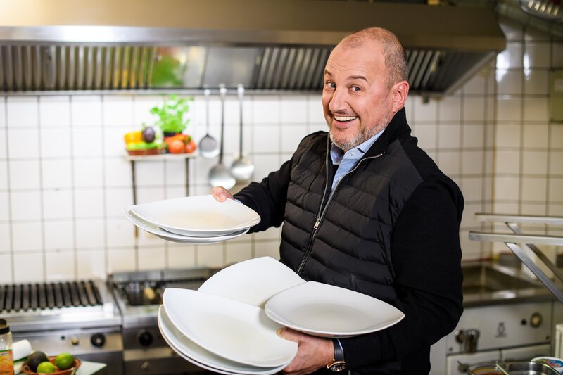 (11. Staffel) – Sternekoch Frank Rosin hat jeweils nur einige Tage Zeit, um die Gastrobetriebe wieder auf Vordermann zu bringen. – Bild: Kabel Eins /​ Willi Weber
