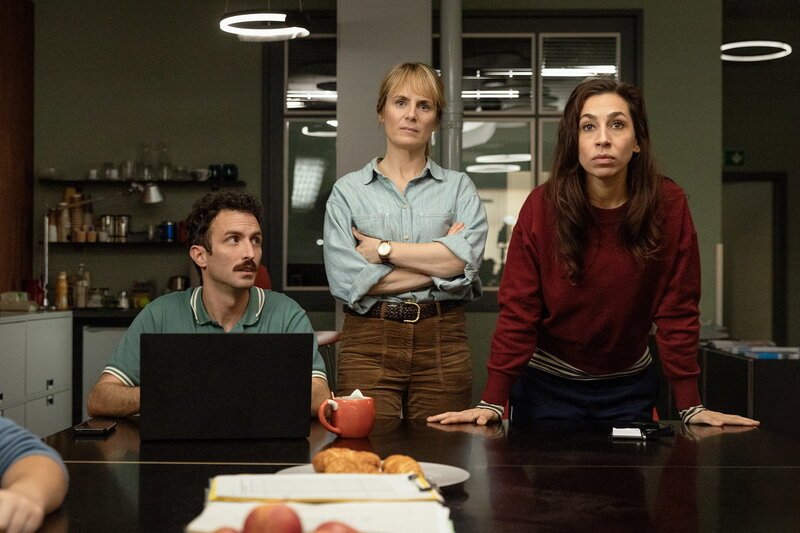 Tatort – Kammerflimmern. Pascal Reinmann. Turnus Film. André Küttel, Petra Ivanov. Hauptmotiv 1. Aaron Arens als Noah Löwenherz, Anna Pieri Zuercher als Kommissarin Isabelle Grandjean und Carol Schuler als Tessa Ott. – Bild: SRF1