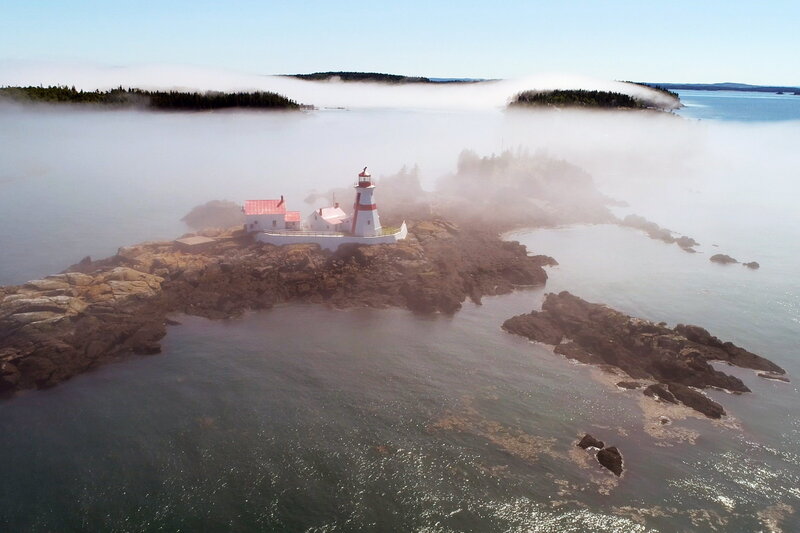 Kanadas deutsche Küste
New Brunswick und die Bay of Fundy
Ein Leuchtturm im Nebel – Bild: SRF2
