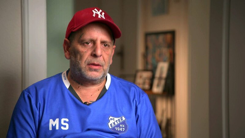 Der 53-jährige Vater und Fußballtrainer Markus ist gesundheitlich angeschlagen und braucht ein zuverlässiges Auto, um zu Fußballspielen und Arztbesuchen fahren zu können. – Bild: RTLZWEI