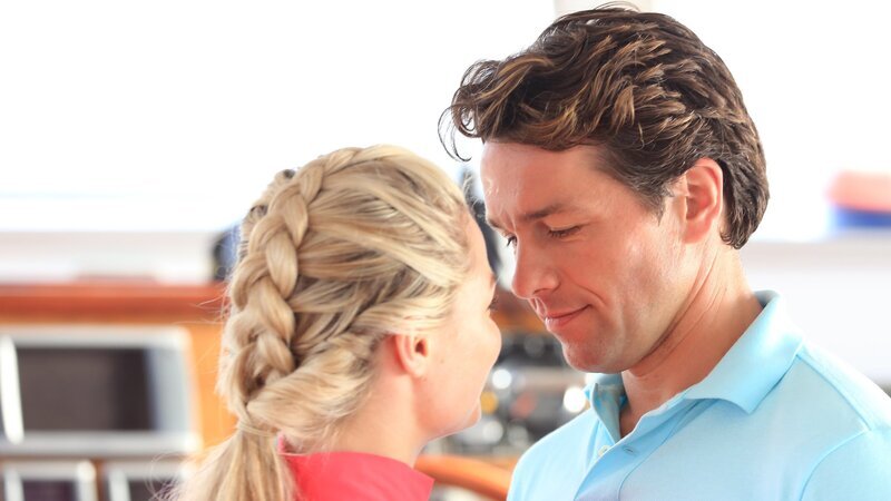 Laura (Emma Rigby) und Dan (Julian Ovenden) sind frisch verheiratet und tauschen verliebte Blicke aus. – Bild: ZDF