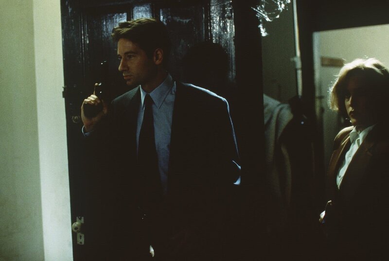 Die FBI-Agenten Dana Scully (Gillian Anderson, r.) und Fox Mulder (David Duchovny, l.) sind auf der Spur eines geheimnisvollen Mörders, der seinen Opfern die Leber herausreißt. – Bild: ProSieben MAXX Die FBI-Agenten Dana Scully (Gillian Anderson, r.) und Fox Mulder (David Duchovny, l.) sind auf der Spur eines geheimnisvollen Mörders, der seinen Opfern die Leber herausreißt. – Bild: ProSieben MAXX