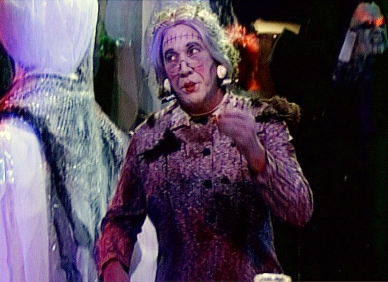 Tim (Tim Allen) hat für die Halloween-Party seines Sohnes Brad ein Geisterhaus im Keller eingerichtet. Als schrullige Oma versucht er die Kinder zu erschrecken. – Bild: MG RTL D