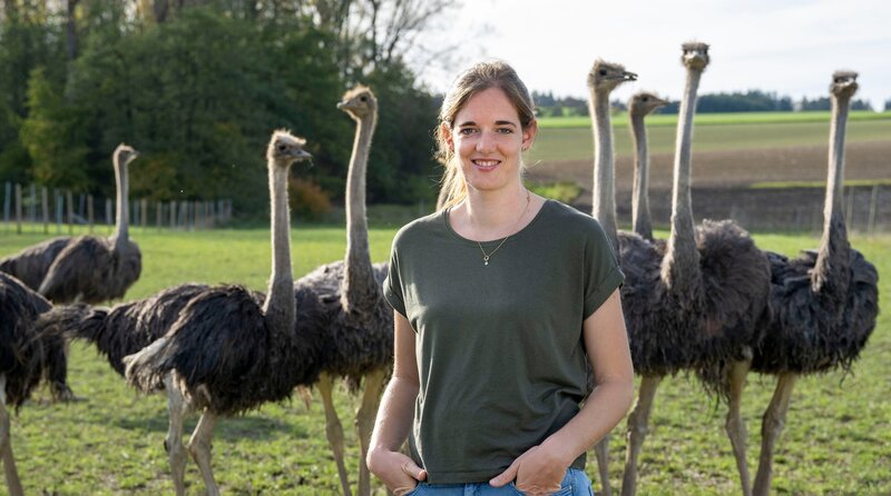 Die dritte Reise geht in den westlichen Bodenseekreis zu Lea Martin (r). Hier hält die 30-jährige mit ihrem Mann Heiko 120 Strauße. Innerhalb der letzten Jahre haben die beiden den unrentablen Hof der Schwiegereltern zu einer exotischen Straußenfarm umgebaut. – Bild: WDR/​Melanie Grande