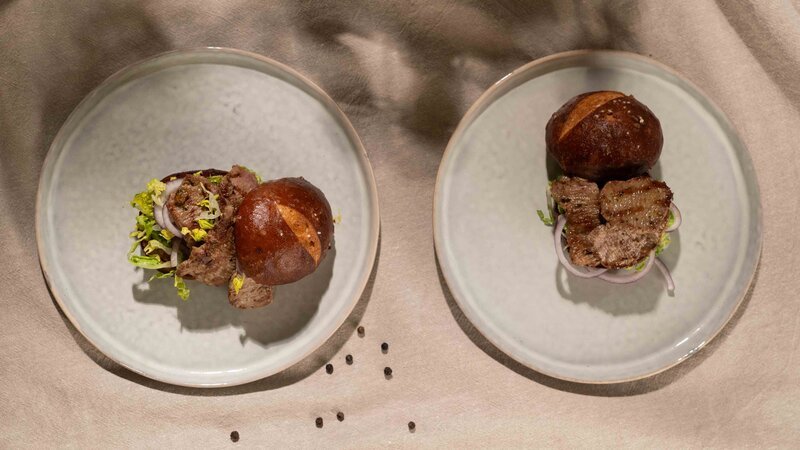 Burger aus kross gebratenen Lammstreifen, Brötchen, Senf und Salat. – Bild: Dino Büker /​ WDR