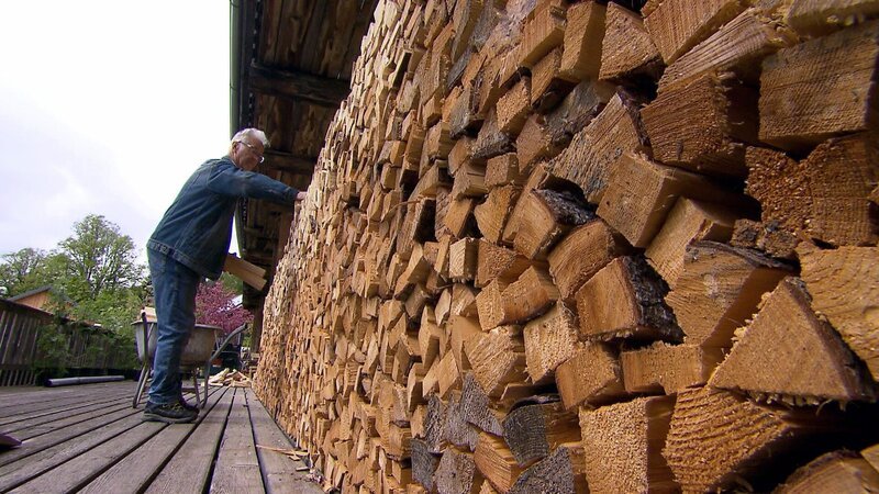 Herr Graf beim Holz schlichten. – Bild: ORF III
