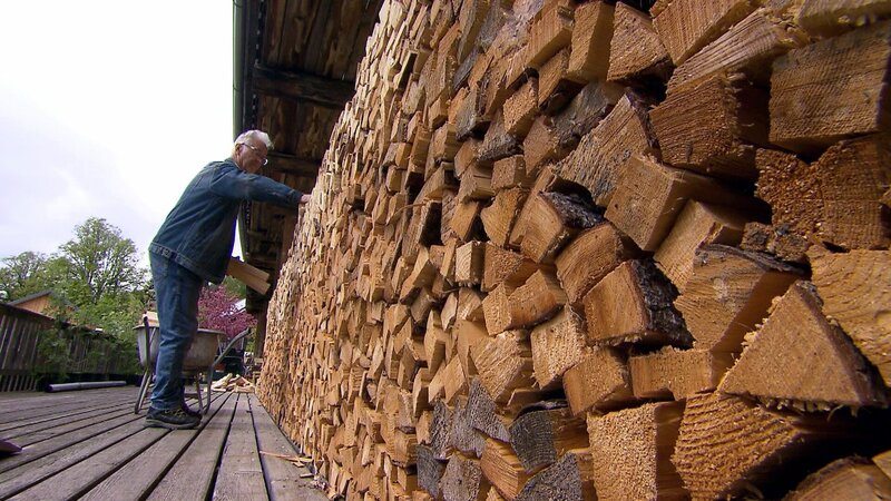 Herr Graf beim Holz schlichten. – Bild: ORF III