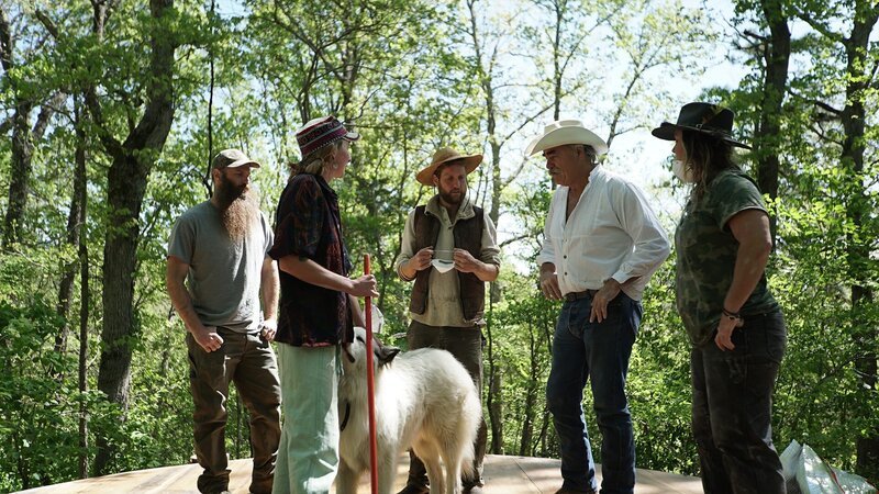 The Raneys and The Haffners stand on the foundations of the house they just tore down. – Bild: Warner Bros. Discovery