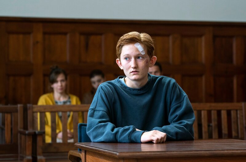 Im Zeugenstand muss Hans (Konrad Neidhardt) seinen ganzen Mut zusammennehmen. Weiteres Bildmaterial finden Sie unter www.br-foto.de. – Bild: ARD Degeto/​Thomas Dietze