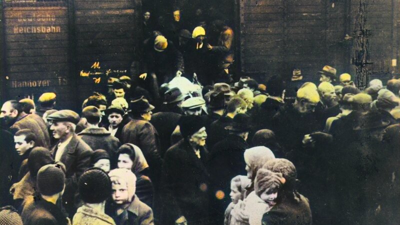 Systematische Deportation von Juden – Bild: RTL /​ Dunkle Verbrechen