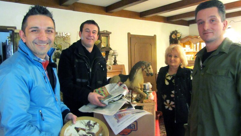 Ilse (61, 2.v.li.) weiß nicht mehr weiter. Vor zehn Jahren ging ihre Ehe in die Brüche und ihr Mann fing mit einer anderen Frau ein neues Leben auf Bali an. Das hat Ilse bis heute nicht verkraftet. Vergebens kämpfte sie um den Fortbestand der Ehe. Nun – zehn Jahre später – ist der Zeitpunkt gekommen, einen Neuanfang zu wagen. Mauro Corradino (li.) nimmt sich Ilse an und versucht, sie aus ihrem emotionalen Tief zu holen.  (re. Ilses SohnTimo; 2.v.li.: Mladen S.) – Bild: RTL II