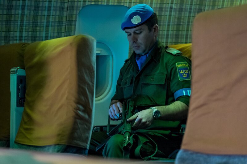 REENACTMENT – Ein UN-Sicherheitsbeamter sitzt an Bord eines UN-Charterflugzeugs, das Generalsekretär Dag Hammarskjold zu geheimen Friedensgesprächen bringt. Kurz vor der Landung kommt es zu einem mysteriösen Flugzeugabsturz, bei dem alle an Bord ums Leben kommen. – Bild: The National Geographic Channel