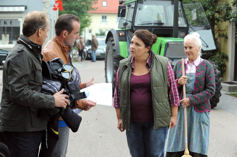 Moni fühlt den Touristen auf den Zahn. Von links: Monika Vogl (Christine Reimer) und Theresa Brunner (Ursula Erber). – Bild: BR/​Marco Orlando Pichler