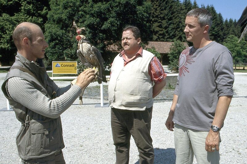 Die Kommissare Satori (Markus Böker, re.) und Hofer (Joseph Hannesschläger) befragen den Falkner Conradi (Simon Licht, li.) – Bild: ORF/​Christian A. Rieger