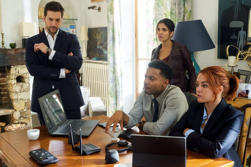 V.l.: Eric (Luke Roberts), Zara (Nazneen Contractor), Oliver (Brandon Jay McLaren) und Maxine (Sarah Greene) – Bild: RTL /​ Ransom Television Productions Inc., Wildcats Productions and TF1