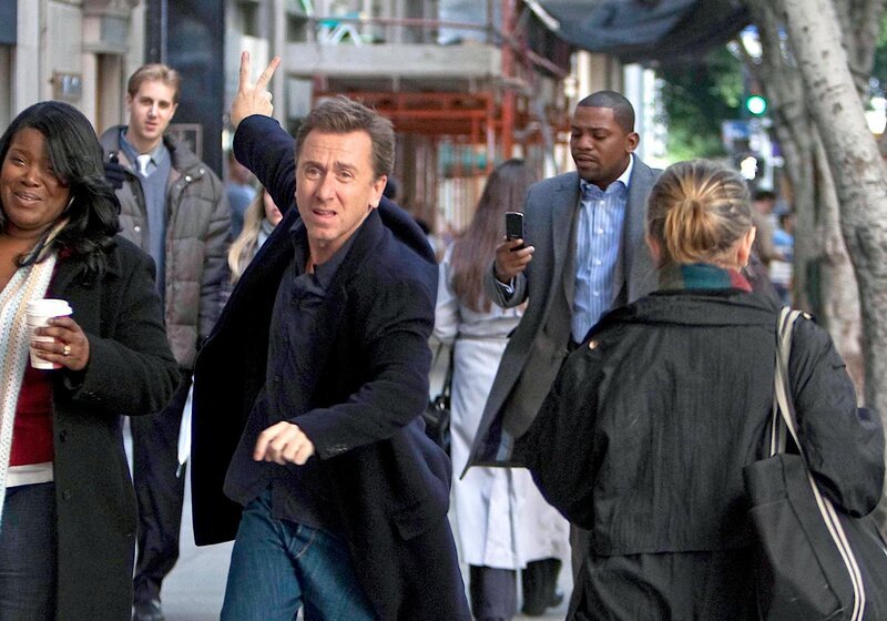 FBI Agent Ben Reynolds (Mekhi Phifer) und Dr. Cal Lightman (Tim Roth, l.) versuchen einen mutmaßlichen Bombenanschlag inmitten der Fußgängerzone zu verhindern. – Bild: RTL Crime