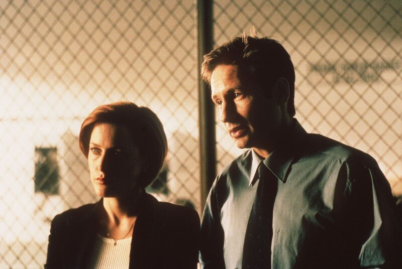 War der Tod des „Unglaublichen Maleeni“ ein Zaubertrick? Mulder (David Duchovny, r.) und Scully (Gillian Anderson, l.) sind der Sache auf der Spur … – Bild: ProSieben Media AG