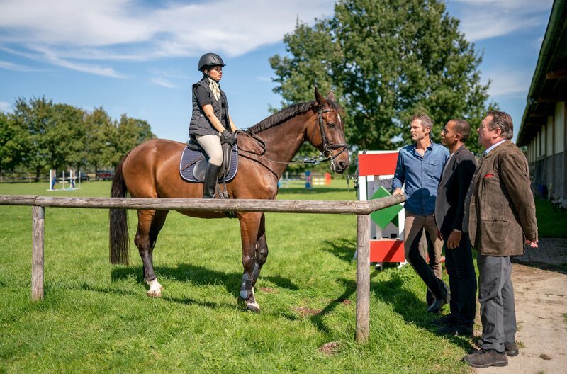 Valerie Flaucher (Gianna-Valentina Bauer, l.) heuchelt Mitgefühl, doch Beissl (Andreas Giebel, r.) und Jerry (Peter Marton, 2.v.r. mit René Oltmanns, 3.v.r.) spüren ihren enormen Ehrgeiz. – Bild: ARD/Lucky Bird Pictures/Angela M. Schlabitz Valerie Flaucher (Gianna-Valentina Bauer, l.) heuchelt Mitgefühl, doch Beissl (Andreas Giebel, r.) und Jerry (Peter Marton, 2.v.r. mit René Oltmanns, 3.v.r.) spüren ihren enormen Ehrgeiz. – Bild: ARD/Lucky Bird Pictures/Angela M. Schlabitz
