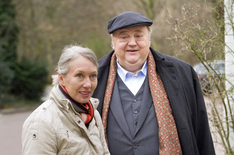 Gregor Ehrenberg (Dieter Pfaff, r.) hat den Fall Brigitte Weigand (Heidi Ecks, l.) übernommen. Er will die Unschuld von Frau Weigand beweisen, die wegen Mordes an ihrem Ehemann eine Haftstrafe verbüßt hat. – Bild: PLURIMEDIA (ARD /​ Georges Pauly)