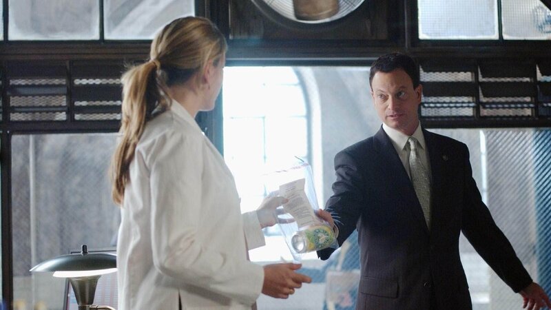 Mac (Gary Sinise) hat einen wichtigen Beweis in den Händen und bittet Jane (Sonya Walger), diesen auf DNA-Spuren zu untersuchen. – Bild: TVNOW /​ CBS