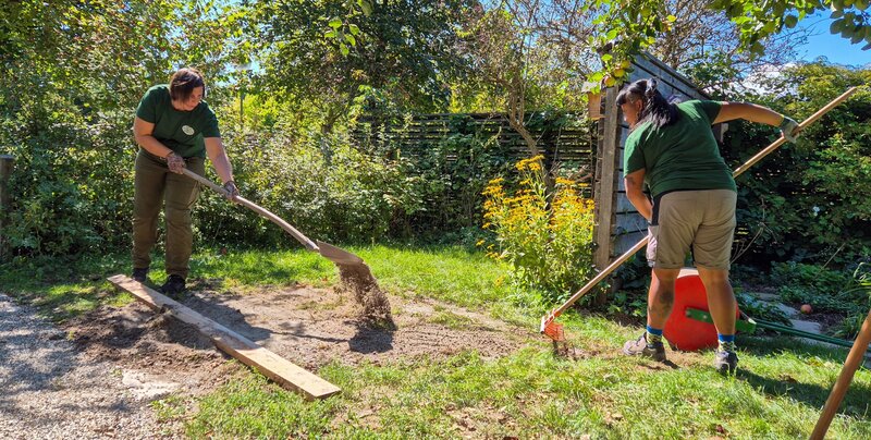 Die Gärtnerinnen auf der Garten Tulln kümmern sich um den Kräuterrasen. An kahlen Stellen wird mit speziellem Saatgut nachgestreut, um die Artenvielfalt zu erhöhen. – Bild: ORF/​Katja Batakovic/​Natur im Garten