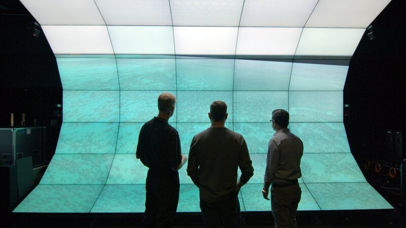 Falko Kuester, Technischer Direktor an der UCSD, Moderator Sam Sheridan und Dominique Rissolo, Archäologe an der UCSD, untersuchen einige Schiffswracks im Bermuda-Dreieck mit ihrer hochmodernen VR-Technologie. – Bild: Karga Seven Pictures