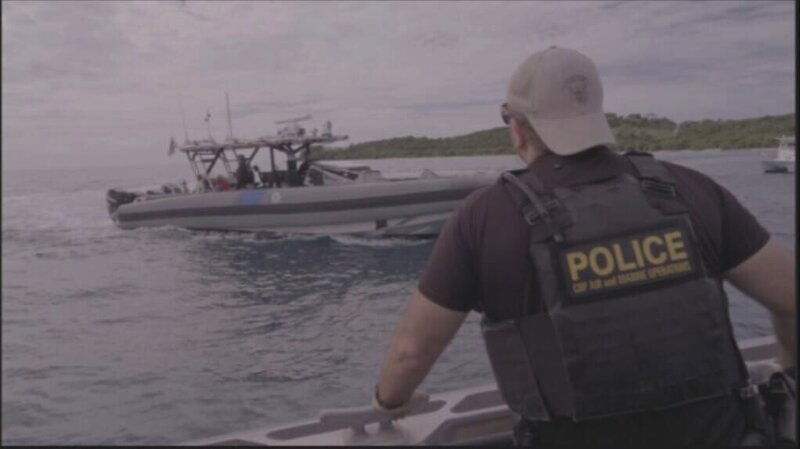 CBP AMO Agent Jeff koordiniert sich mit einem anderen CBP AMO Schiff in Fajardo, P.R. – Bild: National Geographic